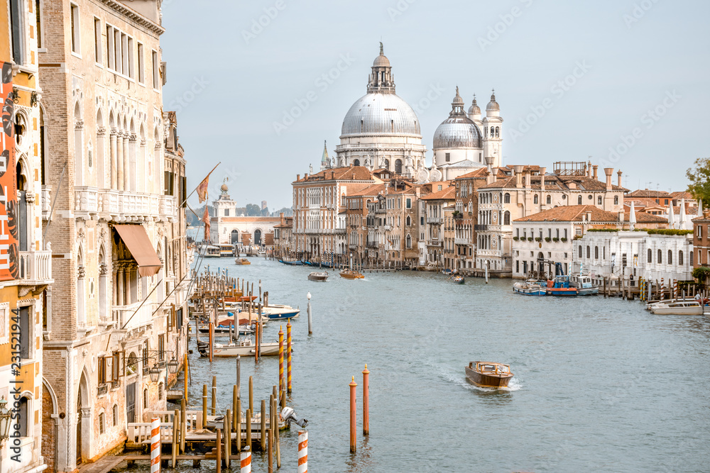 Navegando. Gran Canal em Veneza. Barcos navegando em Veneza. Arquitetura milenar na Itália.