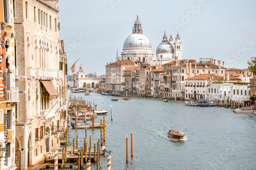 Navegando. Gran Canal em Veneza. Barcos navegando em Veneza. Arquitetura milenar na Itália. © jameshbecker