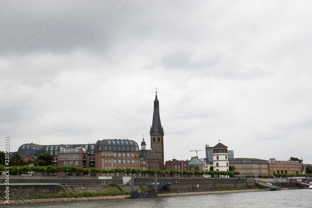 blick auf die kirche am rhein ufer in düsseldorf deutschland fotografiert während einer rundtour in düsseldorf deutschland mit weitwinkel objektiv