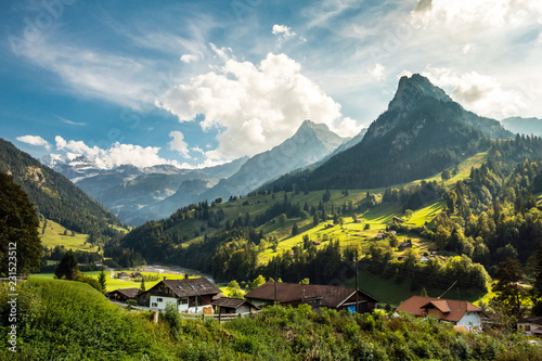 Kiental im Berner Oberland, Bergdorf, Landschaft und Berner Alpen, Schweiz