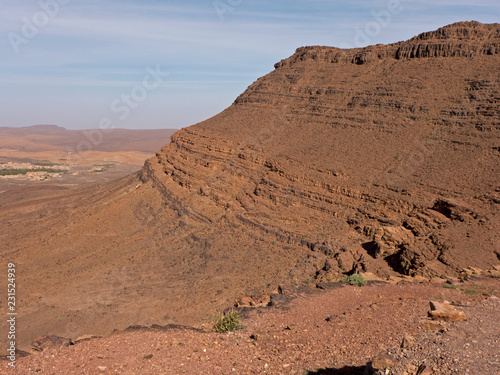 Die Tafelberge, mesa, entlang des Draa Tals südlich vom Ouarzazate in Marokko.