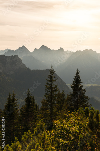 Blick vom Tegelberg ins Tal, Deutschland © happylights