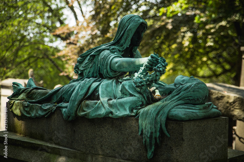 estatua de cementerio parisino