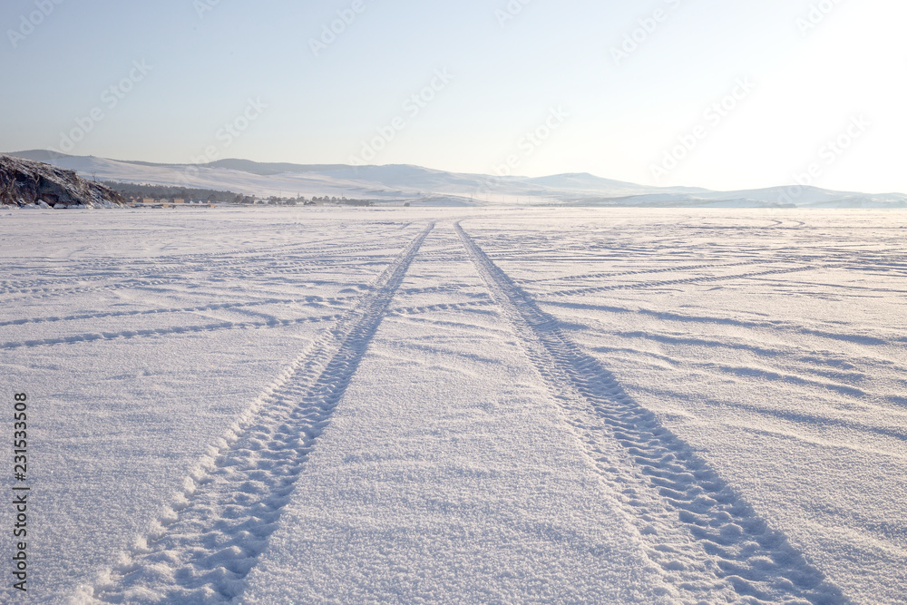 Naklejka premium imprint of a truck tire in snow on Lake Baikal