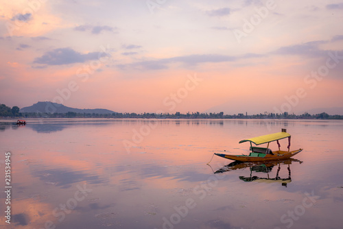 Boot auf dem Dal Lake in Srinagar in Kashmir photo