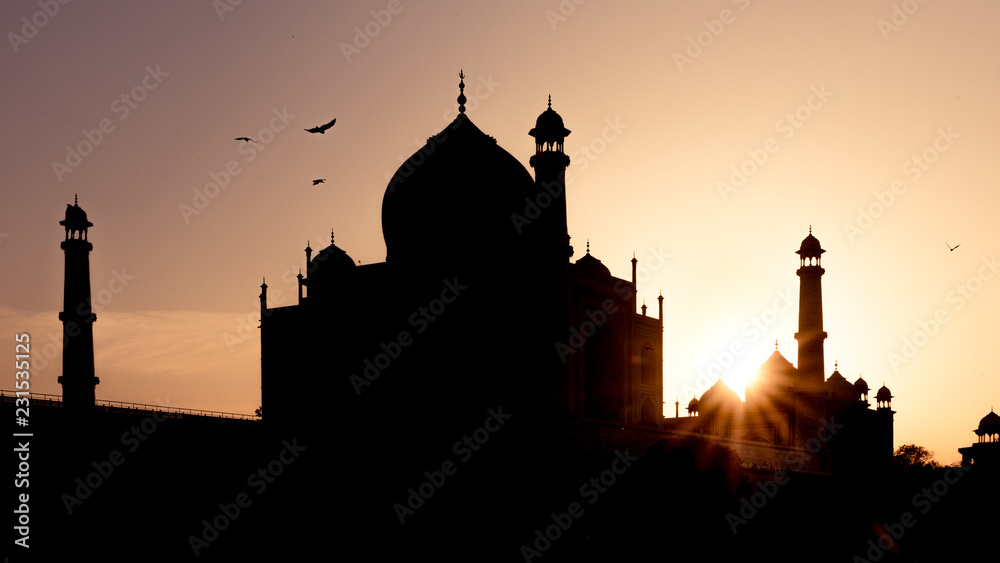 Die Silhouette des Taj Mahal im sonnenuntergang