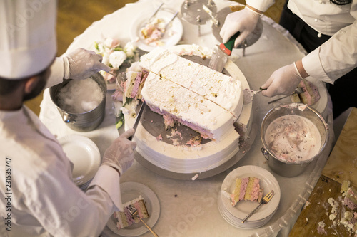 Krojenie weselnego tortu w czasie uroczystości weselnych