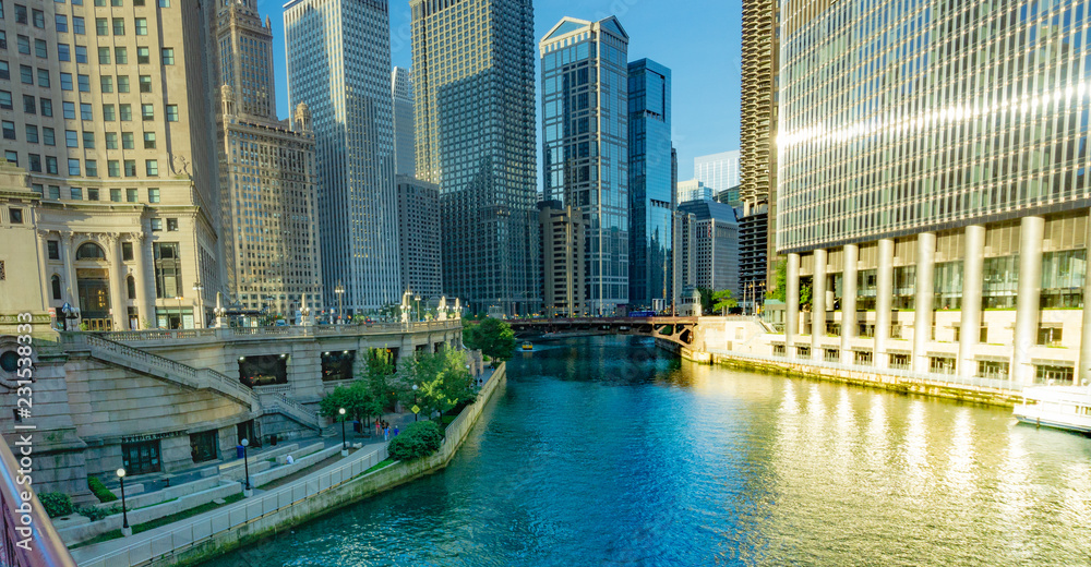 Obraz premium Widok na rzekę Chicago otoczoną biurowcami