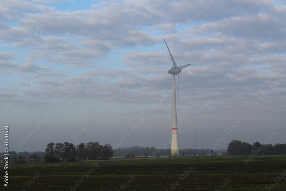 Obraz premium Windmill in front of a hazy autumn sky 