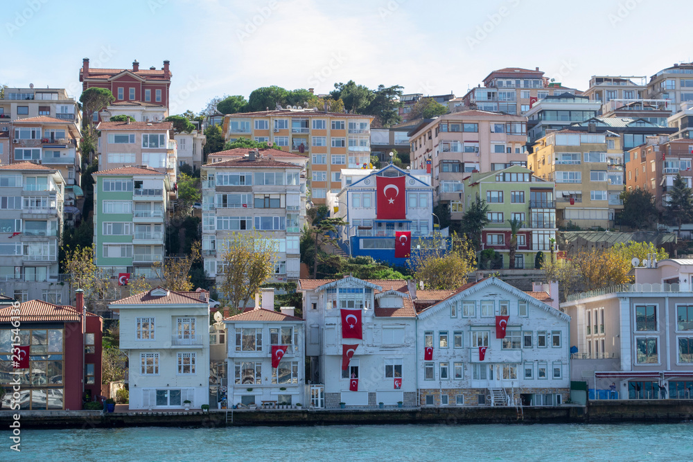 Habitations sur les rive du Bosphore d'Istanbul