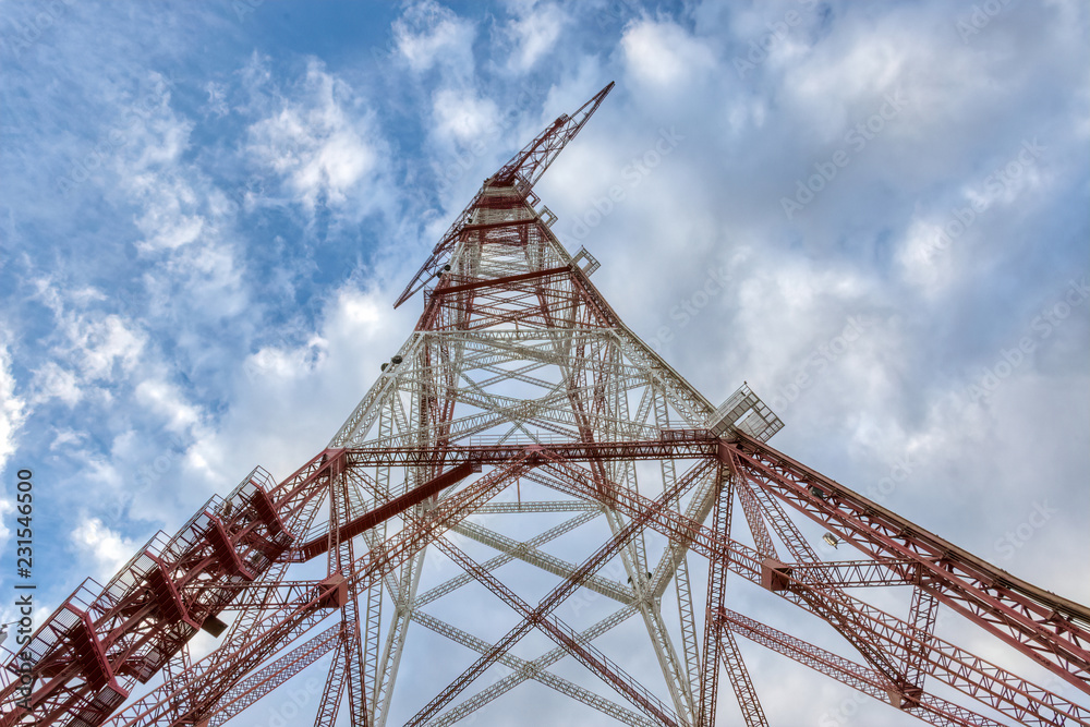 Il traliccio elettrico bianco e rosso Il traliccio elettrico bianco e rosso