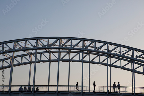 puente de paris con personas cruzando en miniatura © marian