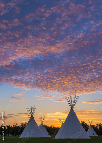 Foto Indigenous Tee Pee on the Prairie at Sunset