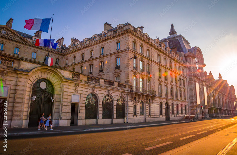 Naklejka premium Zachód słońca w Muzeum D'Orsay na lewym brzegu Sekwany, Paryż, Francja.