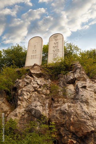 Fotografía Stone tablets on a rocky hill with carved 10 commandments