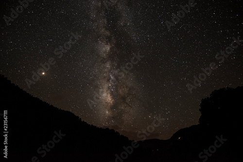 cielo stellato in una notte nelle catene montuose dell'atlante in Marocco