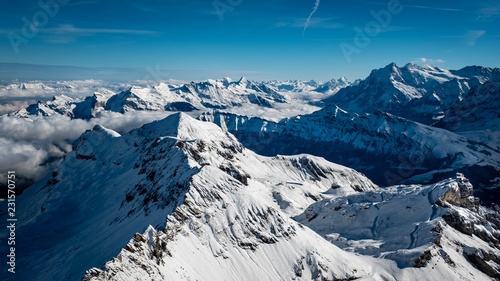 Fototapeta Naklejka Na Ścianę i Meble -  schneebedeckte Berge, Schweizer Alpen, Berner Oberland, Schweiz