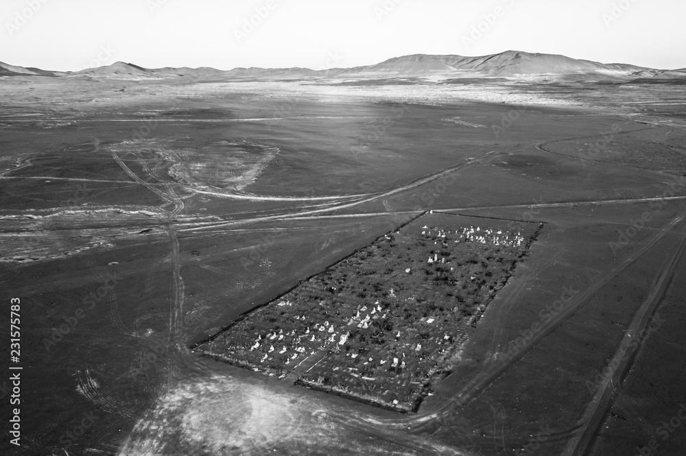 Φωτογραφία Amazing aerial view over an old and abandoned saltpeter people cemetery inside the awesome Atacama Desert, loneliness to rest in peace in a remote location during the sunset hour