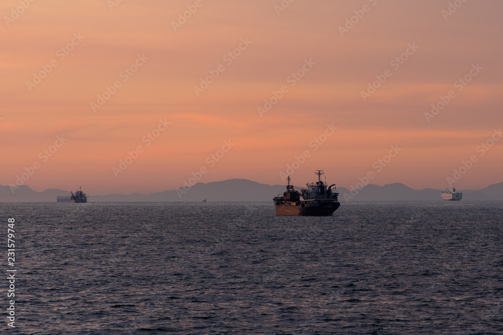 朝焼けの海と沖の船影