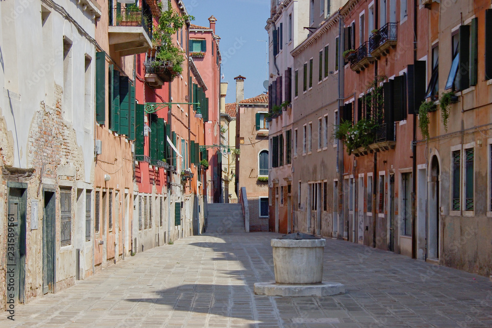 Venice Italy Venedig schmale Gasse narrow Alley Häuser Houses