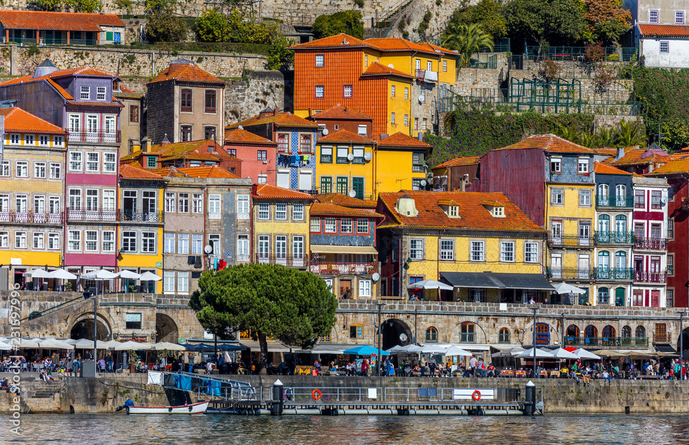Naklejka premium Scenic view of the Porto Old Town pier architecture over Duoro river in Porto, Portugal