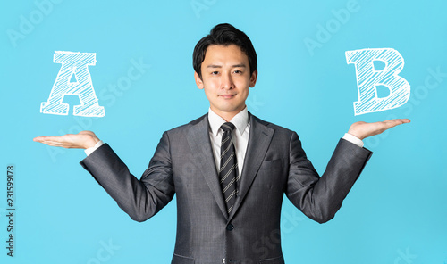 Photos 比較する男性