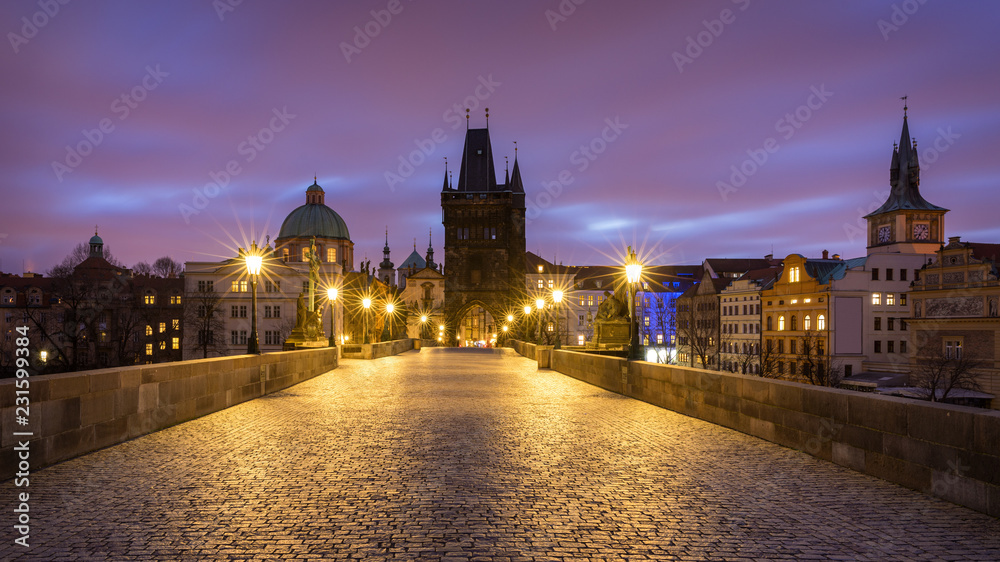Fototapeta premium Rano widok mostu Karola w Pradze, Republika Czeska. Most Karola jest jednym z najczęściej odwiedzanych zabytków Pragi. Architektura i punkt orientacyjny Pragi