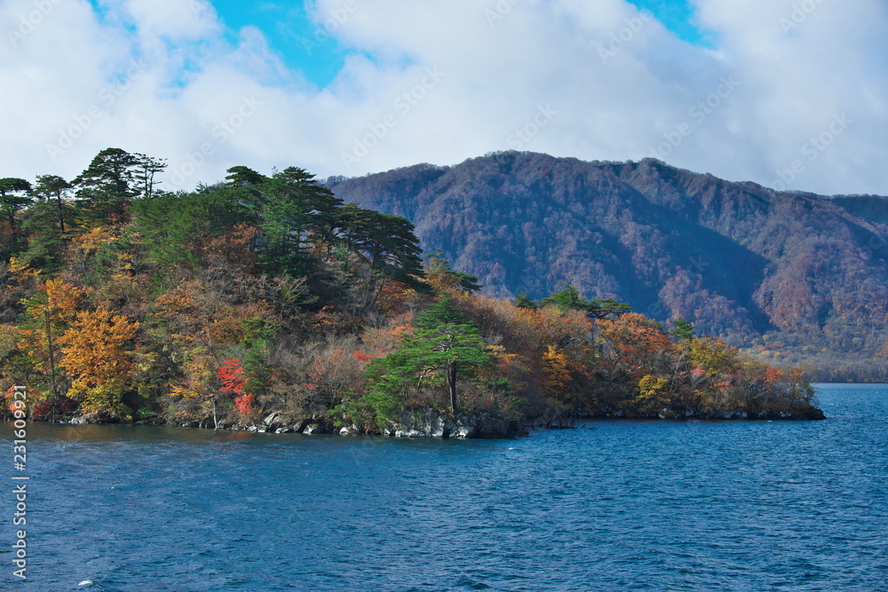 十和田湖の紅葉（日本）