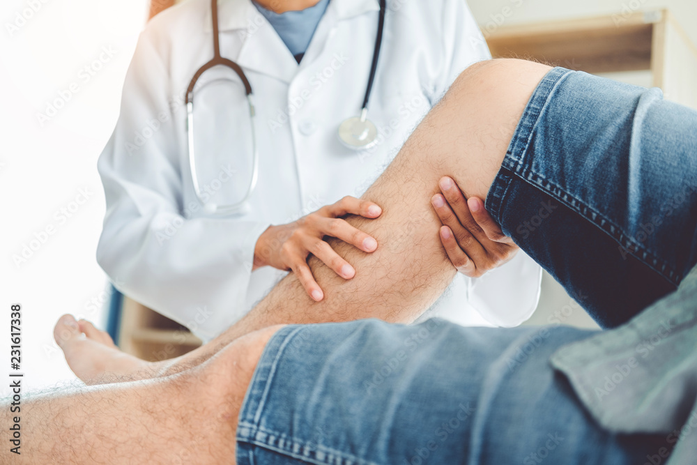 Doctor consulting with patient Knee problems Physical therapy concept Doctor consulting with patient Knee problems Physical therapy concept