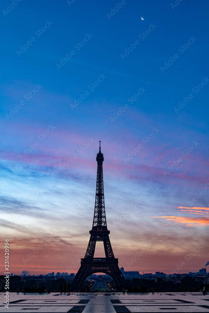 Naklejka premium 朝焼けのエッフェル塔
