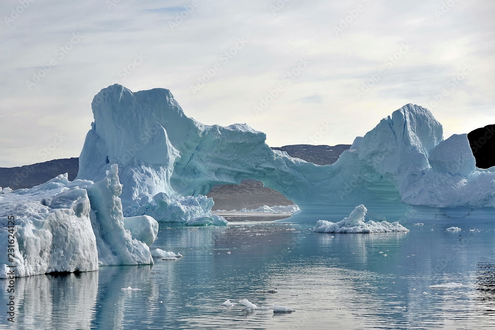 Obraz premium Icebergs drifting in the ocean.