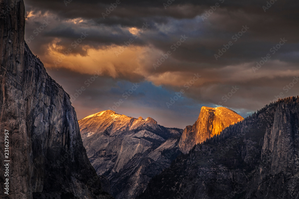 Dusk over Tunnel View in Yosemite National Park