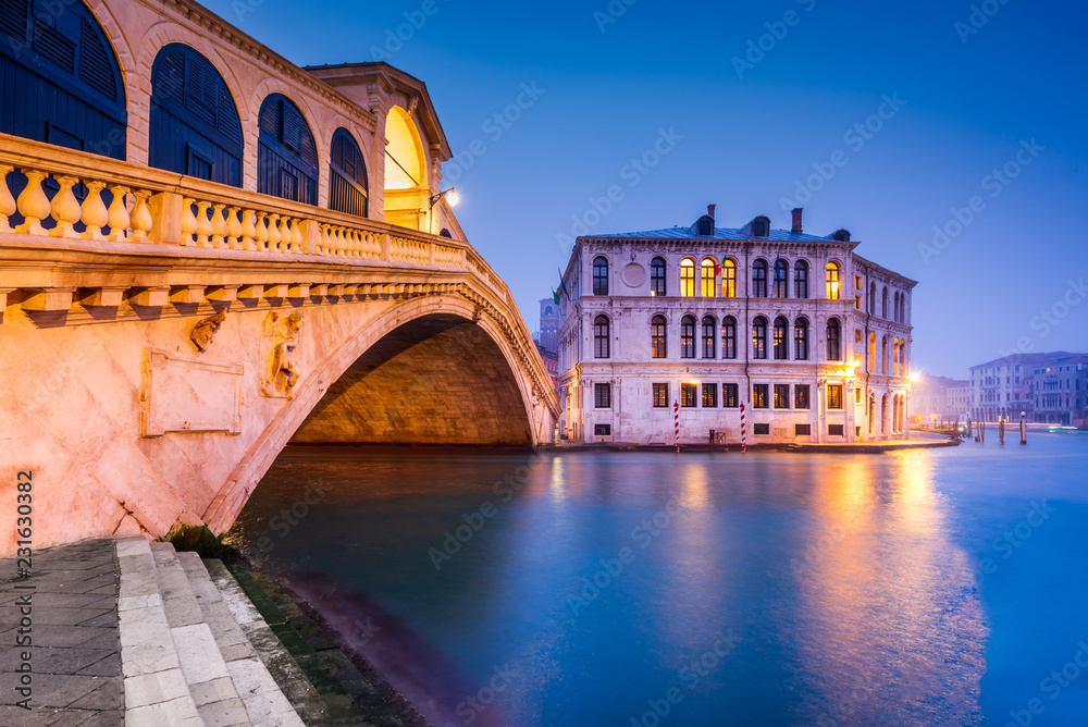 Ponte di Rialto twilight, Venice, Italy