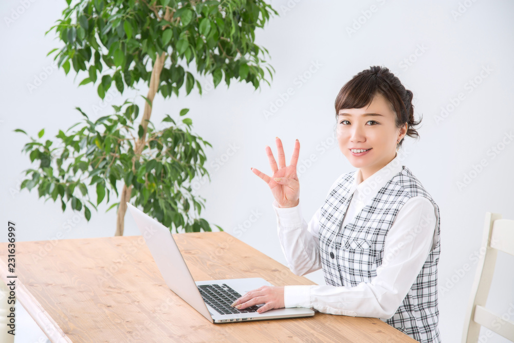 4のポーズをするビジネスウーマン