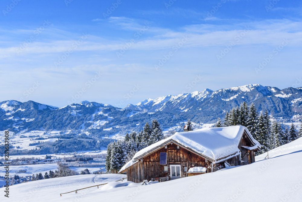 Obraz premium idyllisch verschneite Alpe über dem Illertal