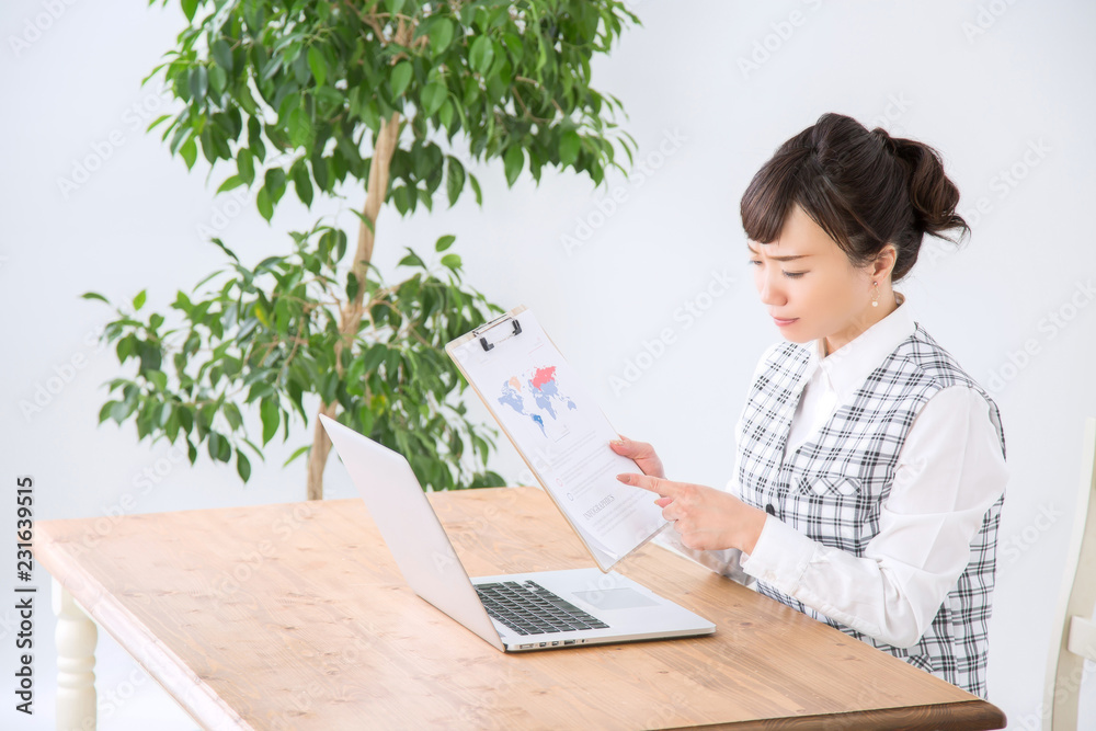 書類を見て困るビジネスウーマン