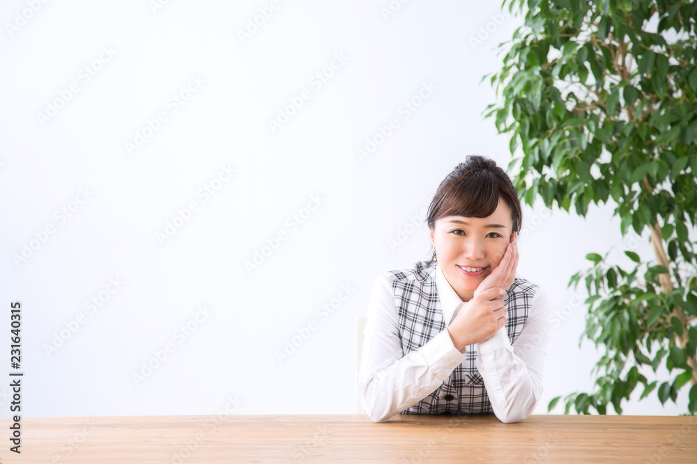 頬杖をつくビジネスウーマン