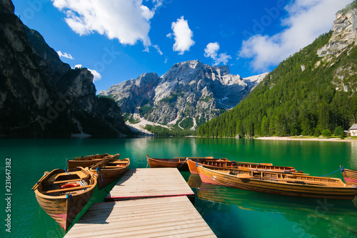 Barchette nello splendido lago di Braies in Alto Adige