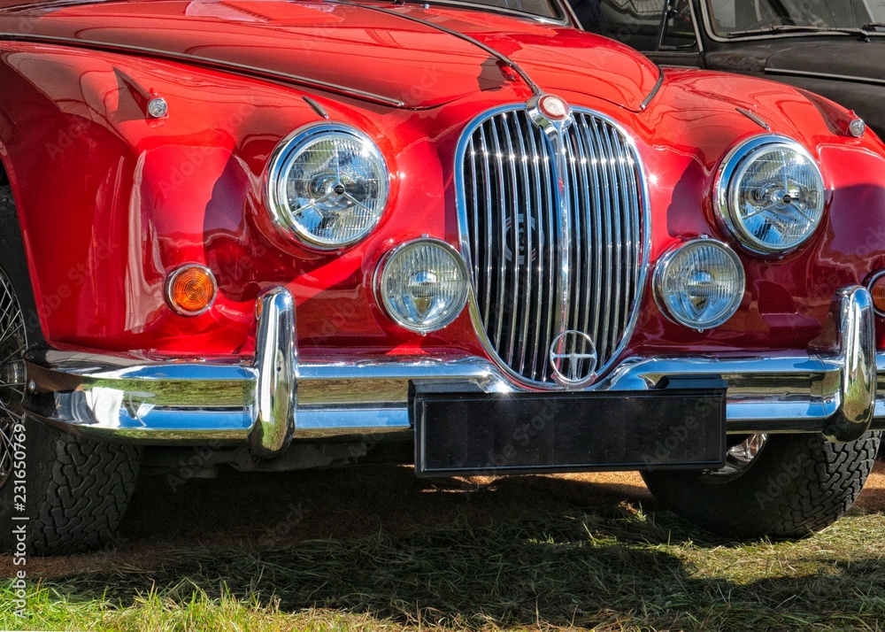 Roter sportlicher Oldtimer als Ausschnitt gesehen in Goodwood Roter sportlicher Oldtimer als Ausschnitt gesehen in Goodwood