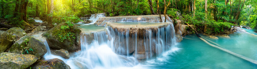 Glasbilder Natur Panoramischer schöner tiefer Waldwasserfall in Thailand  © yotrakbutda