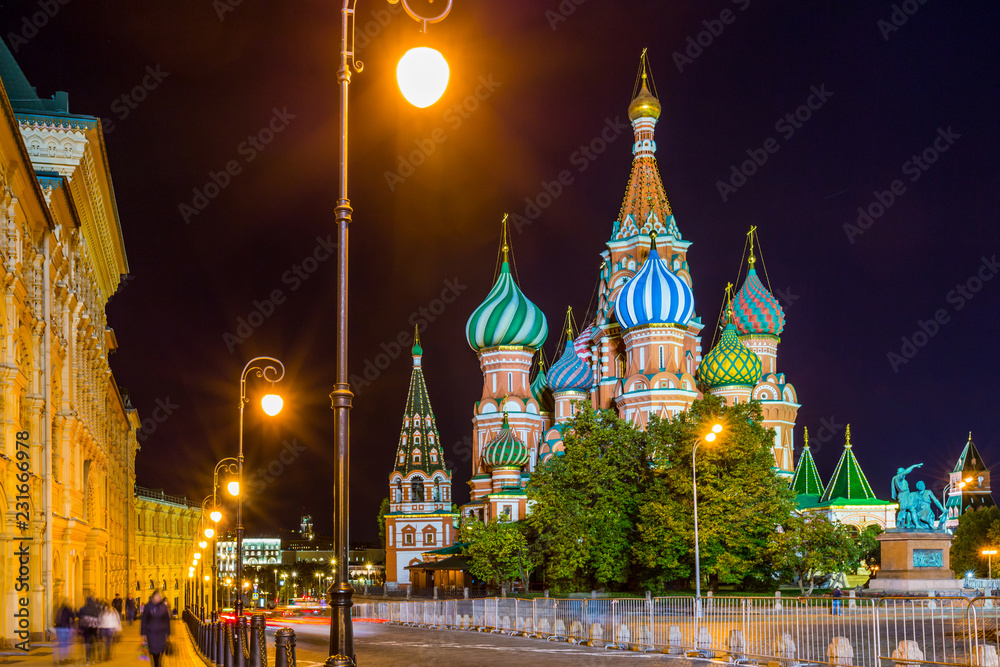 Fototapeta premium St. Basil's Cathedral on Red Square in Moscow City, St. Basil's Cathedral famous place in russia at night in autumn, Moscow, Russia.