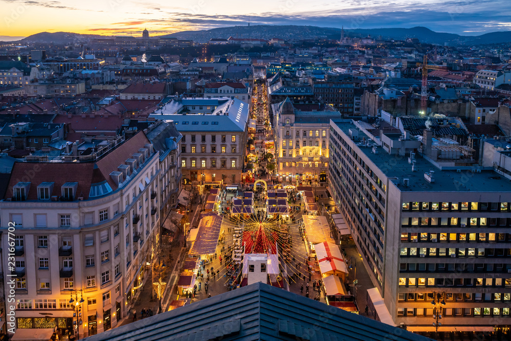 Obraz premium Jarmark bożonarodzeniowy w Budapeszcie na placu św. Stefana z lotu ptaka