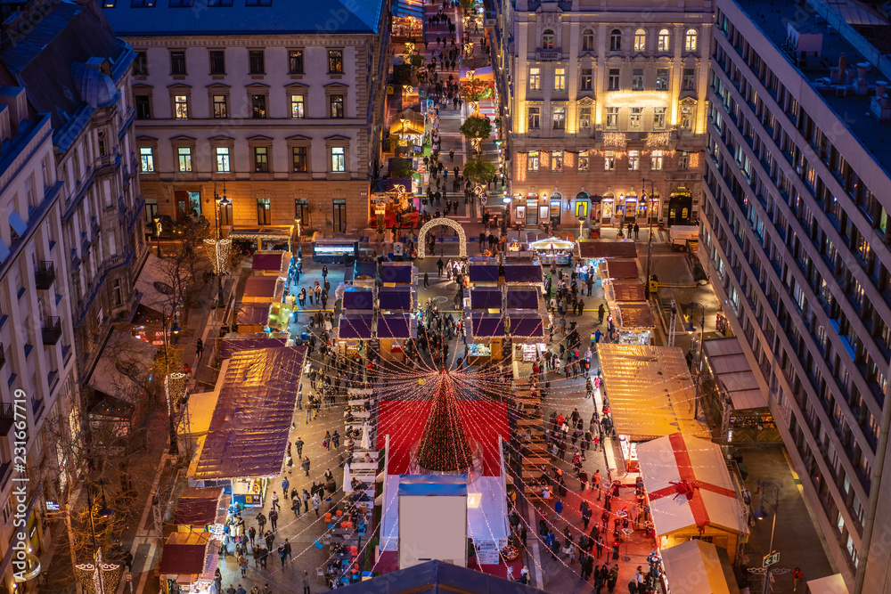 Fototapeta premium Jarmark bożonarodzeniowy w Budapeszcie na placu św. Stefana z lotu ptaka