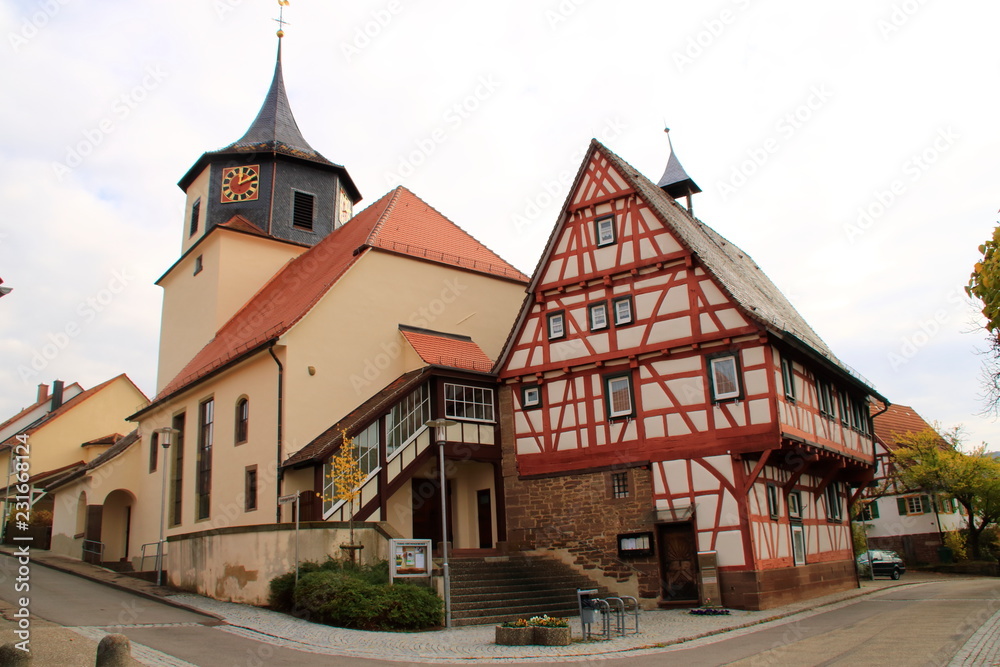 Laurentiuskirche und Rathaus in Gündelbach