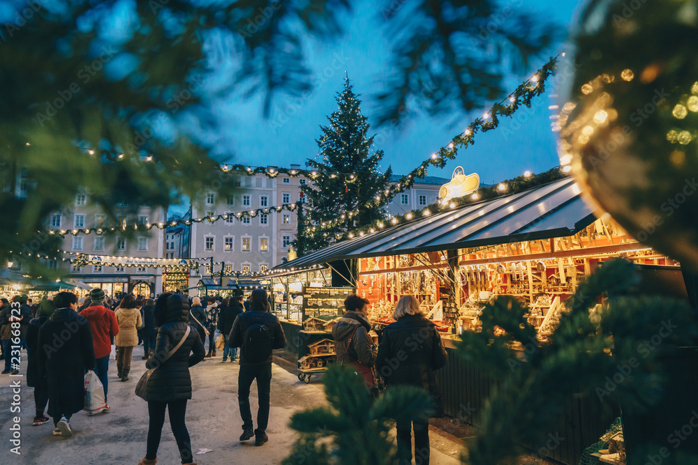 Fototapeta premium Salzburg Christmas Market widziany przez gałęzie choinki
