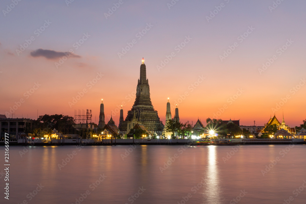 wat arun in bangkok at twilight