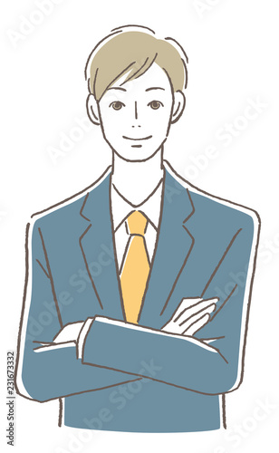 腕を組む男性