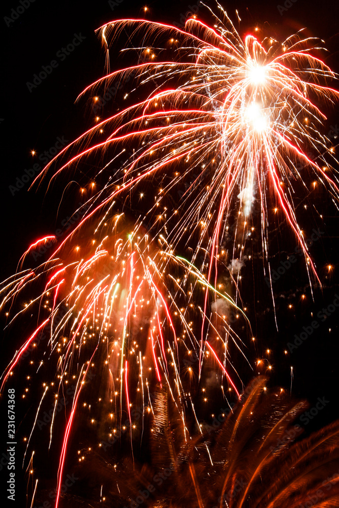 Fuochi d'artificio rossi su sfondo nero notte Fuochi d'artificio rossi su sfondo nero notte