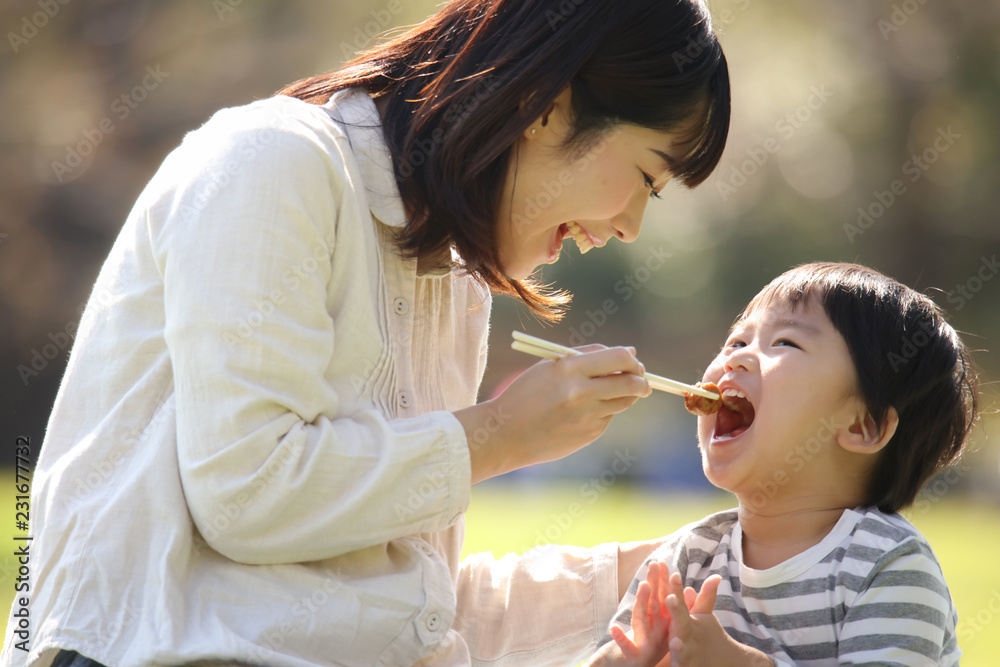 Obraz premium 食事する親子