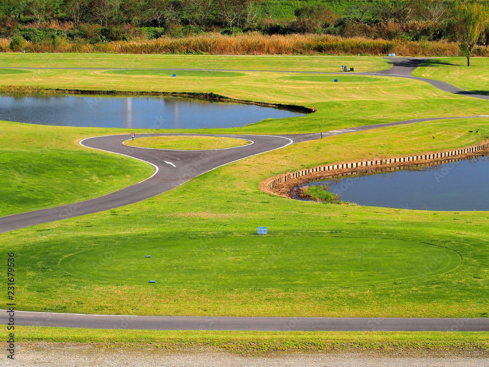土手から見る河川敷のゴルフ場風景